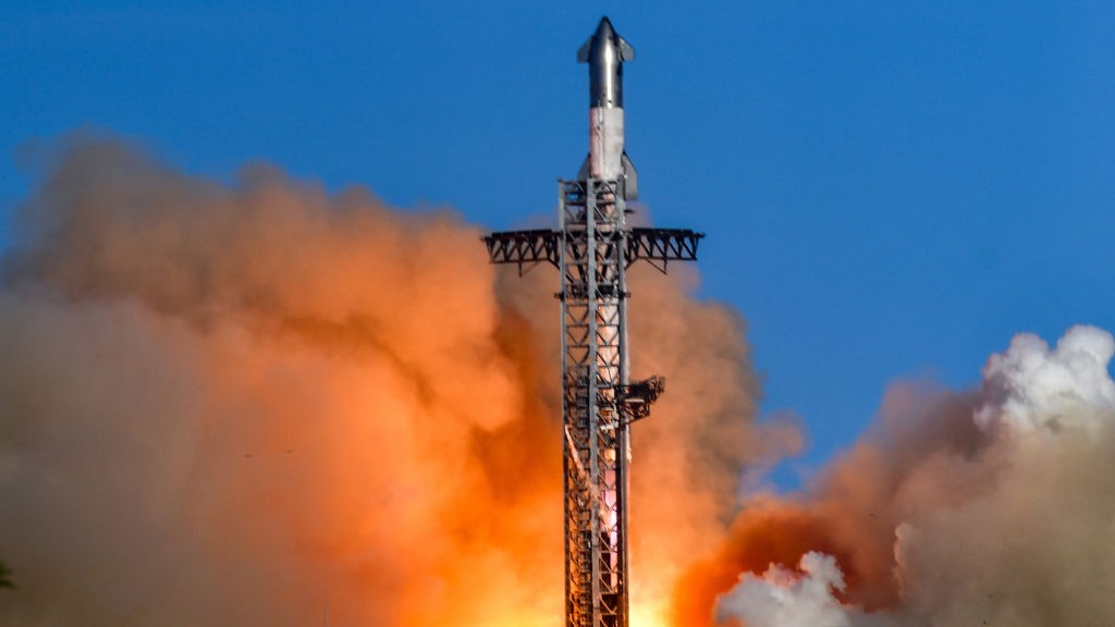 urmariti-racheta-spacex-explodand-peste-insula-grand-turk-intr-un-flux-dramatic-de-foc-si-fum