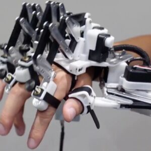 mana-robotica-ii-ajuta-pe-pianisti-sa-depaseasca-„efectul-de-tavan”