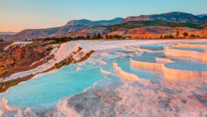pamukkale:-„castelul-de-bumbac”-din-calcar-alb-al-turciei-care-a-inspirat-un-cult-stravechi
