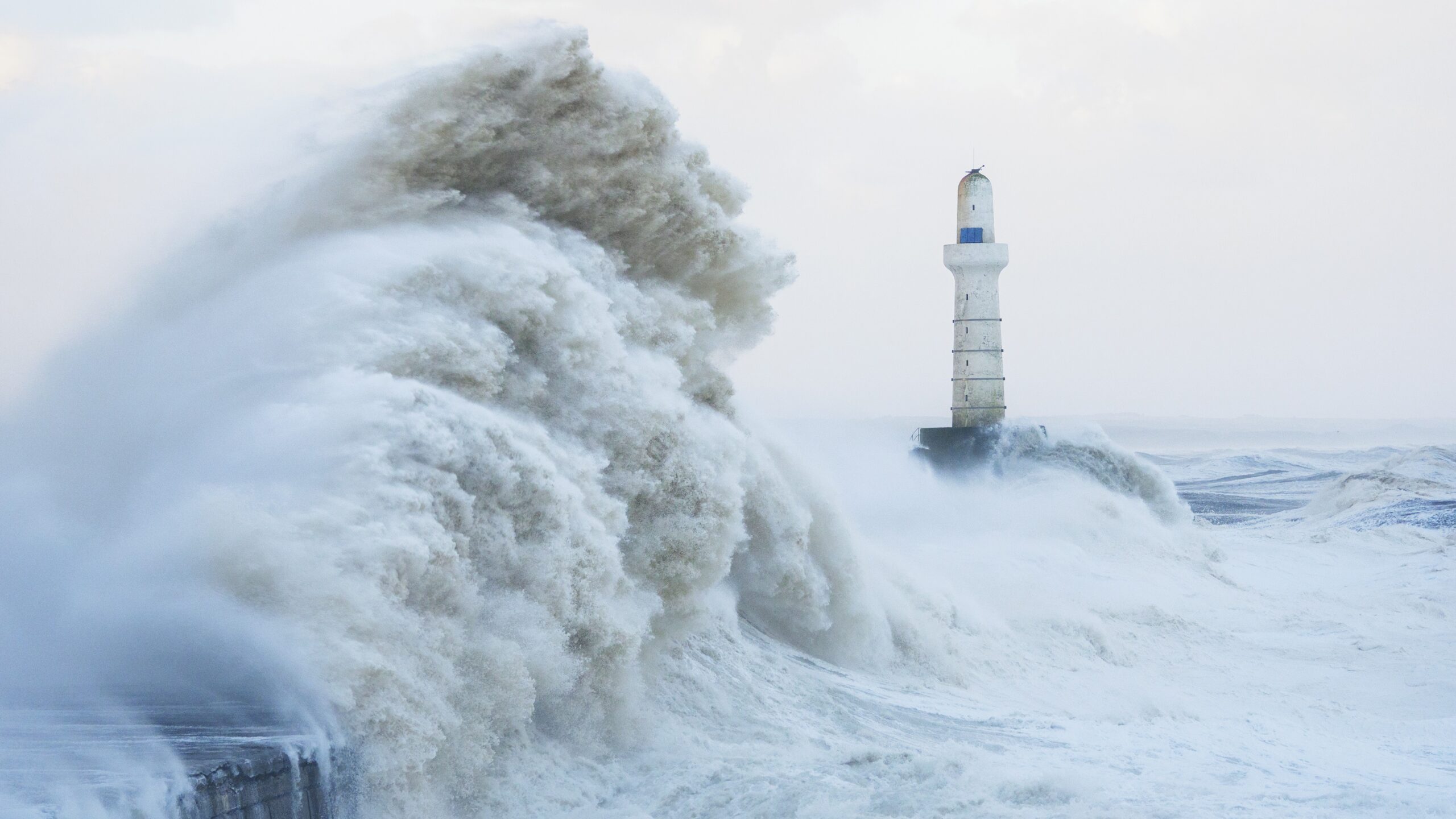exploziv-„bomb-cyclone”-care-coboara-pe-marea-britanie-si-irlanda-cu-vanturi-de-pana-la-100-mph