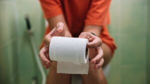 ce-este-alkaptonuria?-boala-rara-care-iti-transforma-pipi-negru