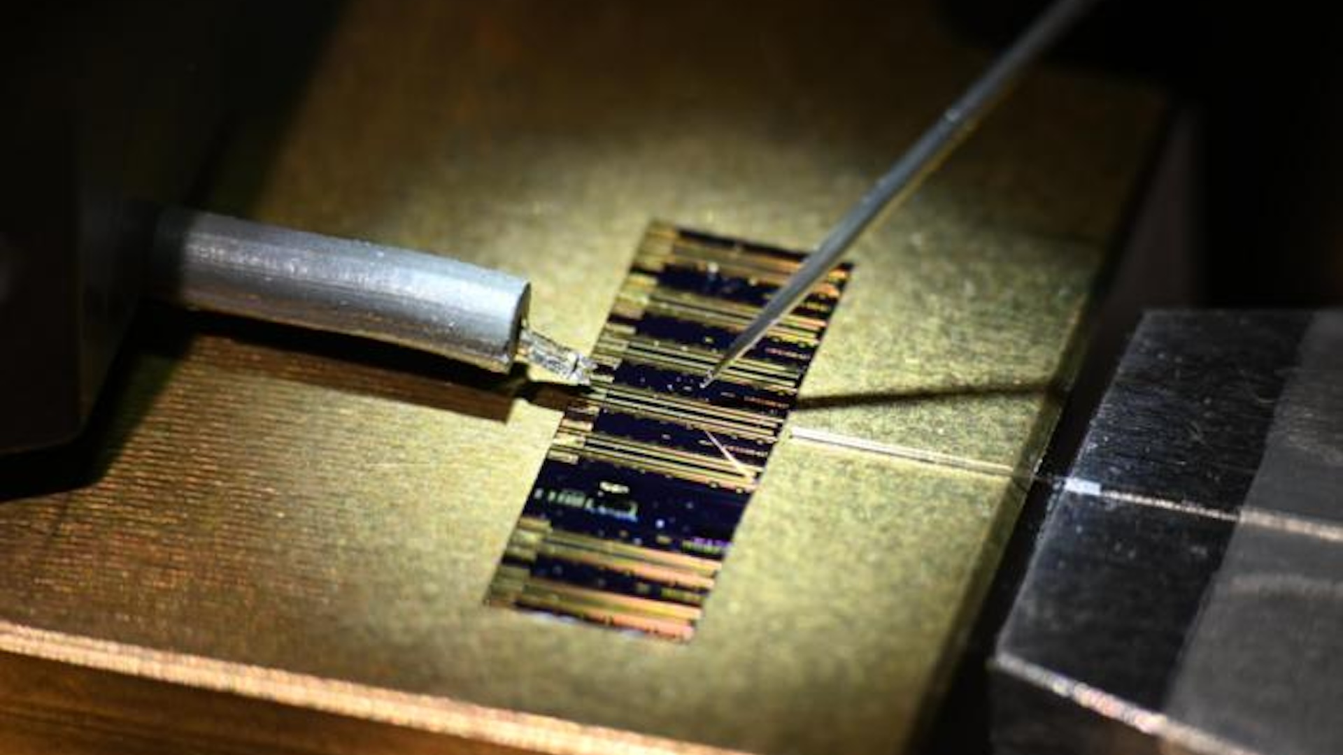 noile-neuroni-artificiali-bazate-pe-laser-seturi-de-date-enorme-la-viteza-mare