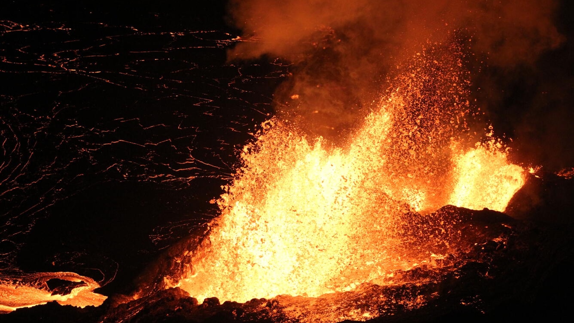 vulcanul-kilauea-din-hawaii-izbucneste,-aruncand-lava-la-330-de-metri-pe-cer