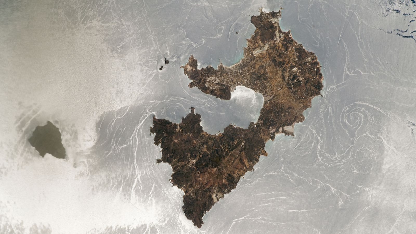 pamantul-din-spatiu:-„sunglint”-rar-transforma-marea-mediterana-intr-o-oglinda-involburata,-argintie