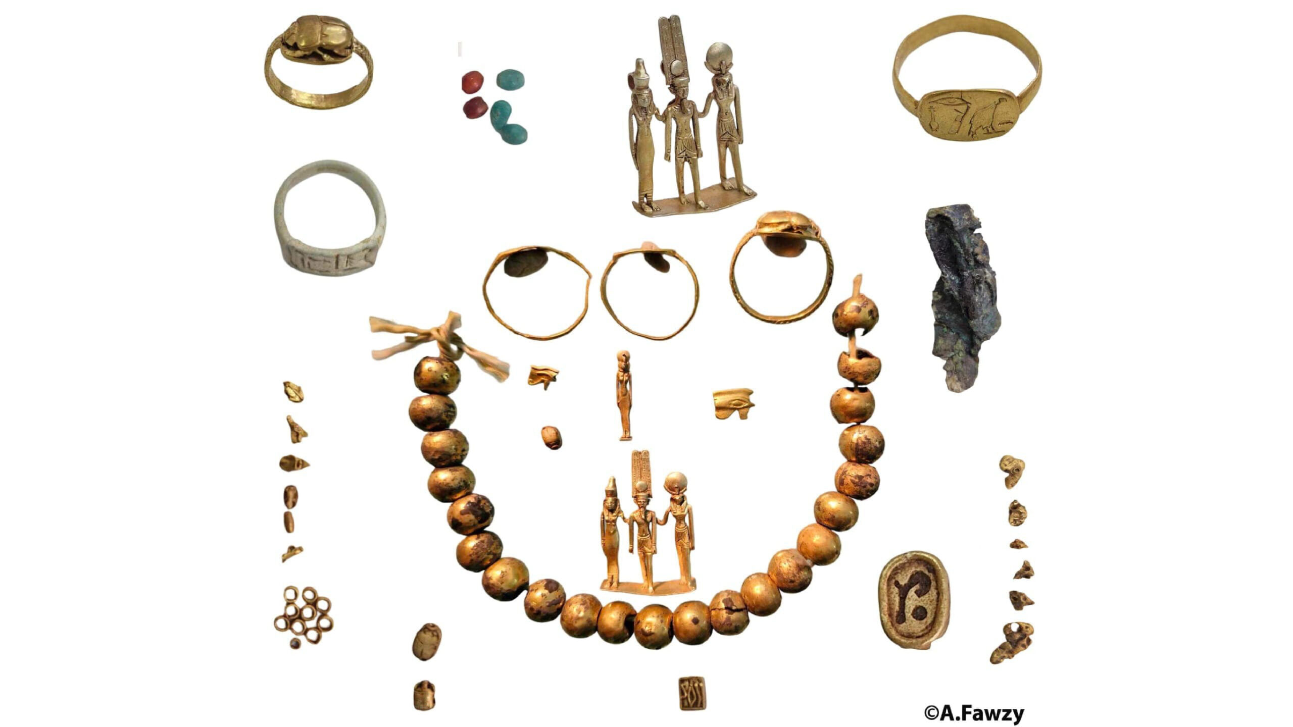 stash-de-bijuterii-in-varsta-de-2.600-de-ani-din-egiptul-antic-include-statueta-de-aur-care-infatiseaza-familia-zeilor