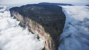 muntele-roraima:-„lumea-pierduta”-izolata-de-milioane-de-ani-pe-care-indigenii-o-numesc-„casa-zeilor”