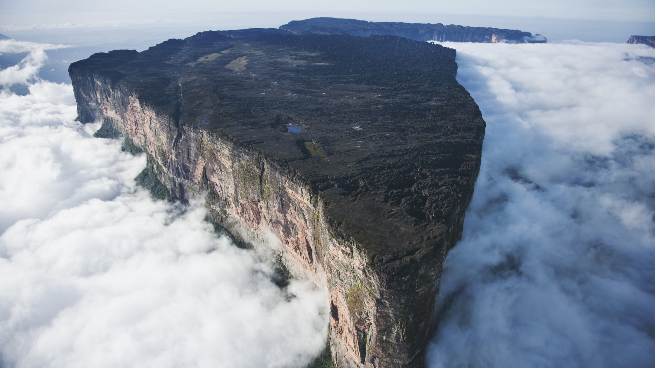 muntele-roraima:-„lumea-pierduta”-izolata-de-milioane-de-ani-pe-care-indigenii-o-numesc-„casa-zeilor”