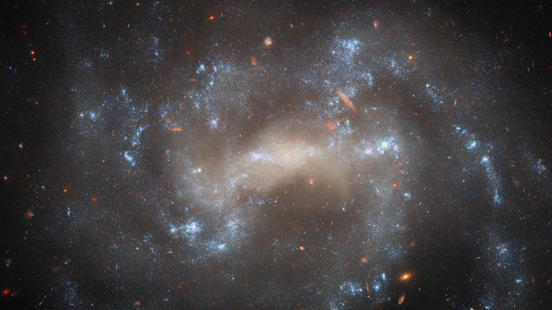 fotografie-spatiala-a-saptamanii:-hubble-vaneaza-un-„impostor”-stelar-care-se-ascunde-in-marele-urs