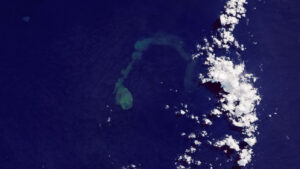 pamantul-din-spatiu:-eruptia-„sharkcano”-scuteste-un-penaj-subacvatic-urias-in-oceania