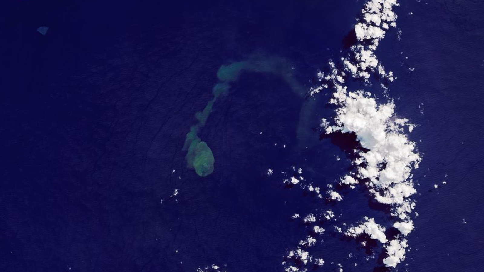 pamantul-din-spatiu:-eruptia-„sharkcano”-scuteste-un-penaj-subacvatic-urias-in-oceania