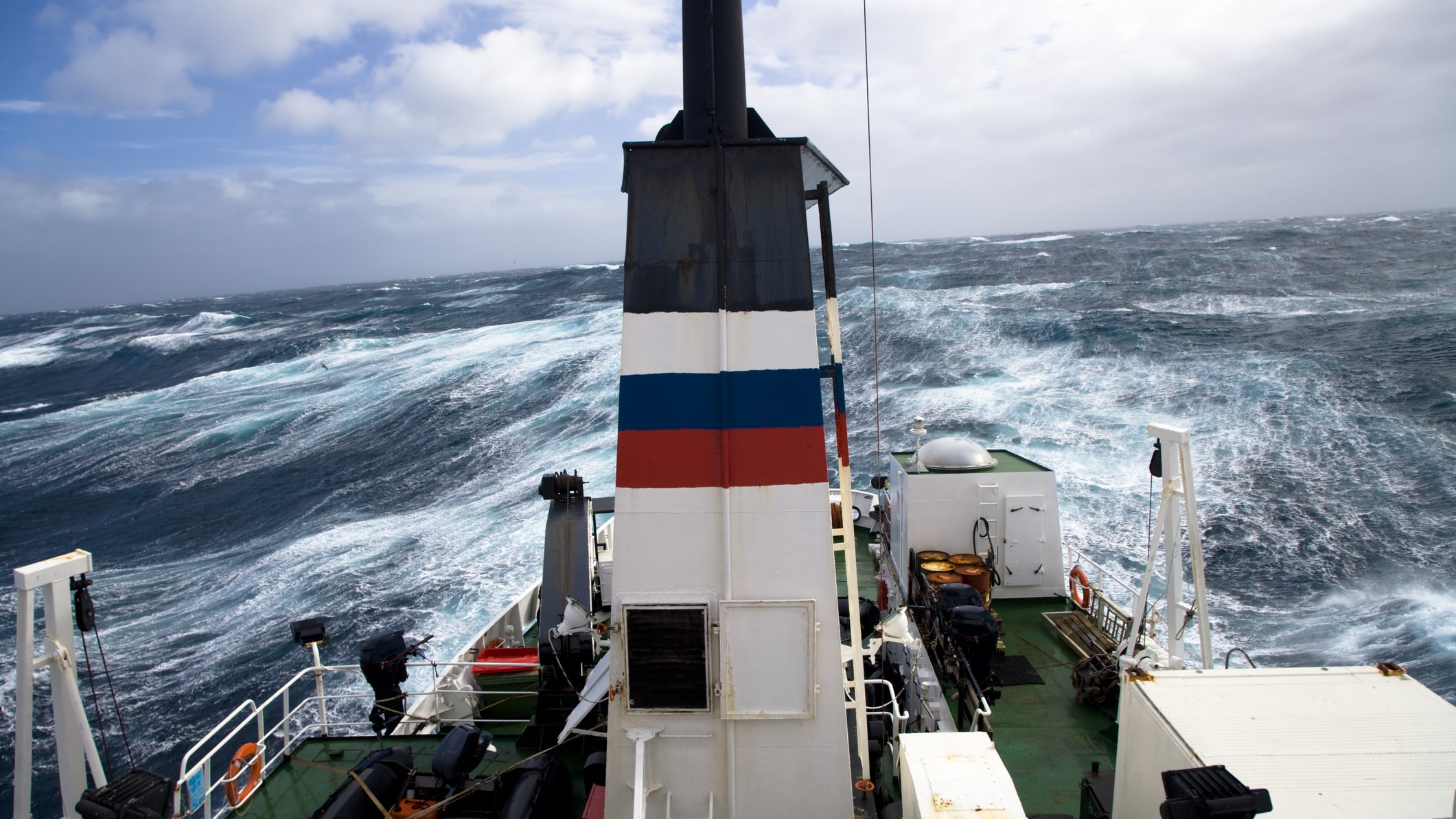 pasajul-drake:-„cel-mai-temut-pic-de-ocean-de-pe-glob”-–-unde-valurile-ajung-pana-la-80-de-metri