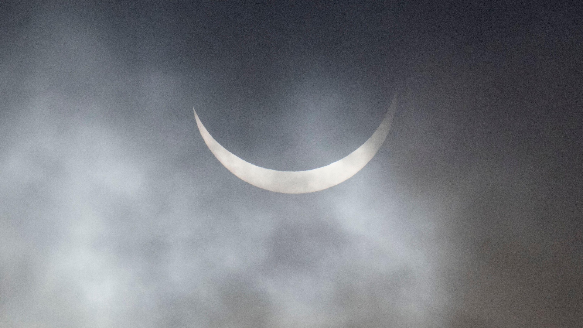 vezi-fotografii-spectaculoase-din-eclipsa-solara-partiala-de-sambata