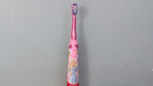 revizuirea-periutei-de-dinti-cu-baterii-colgate-pentru-copii