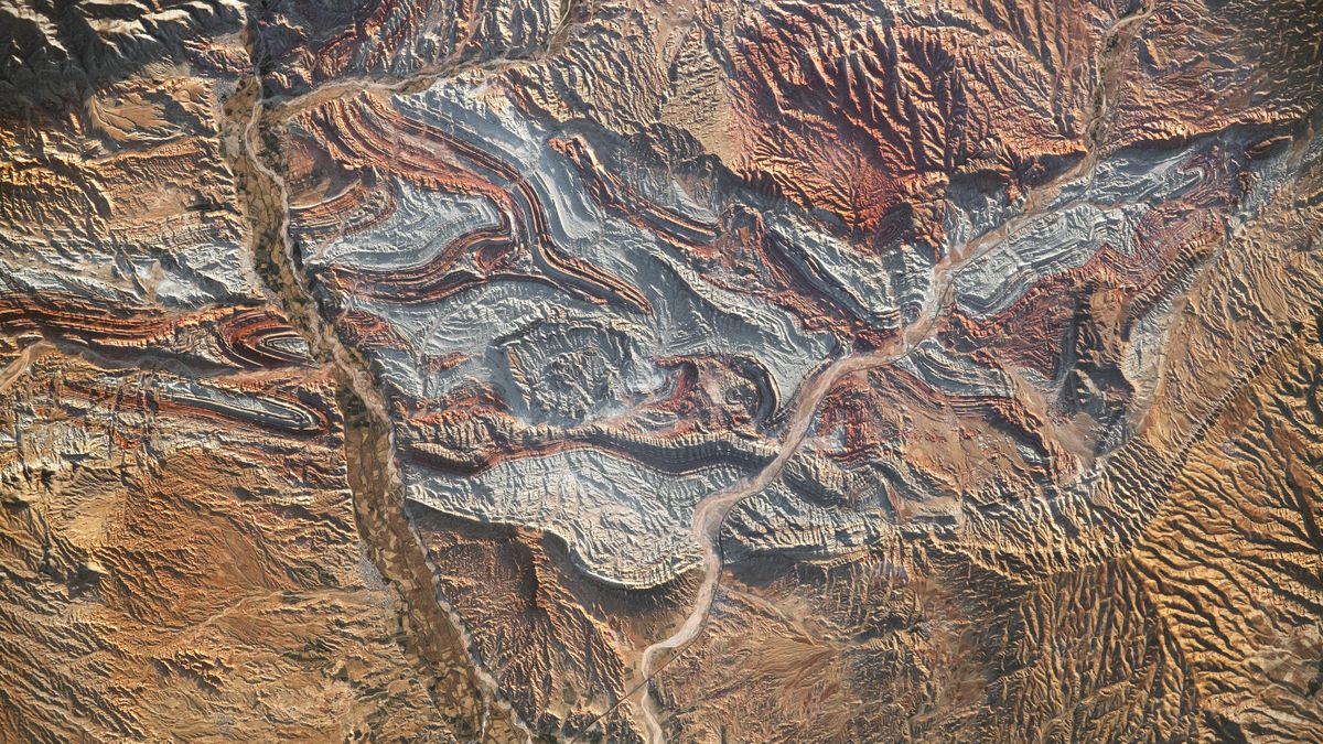 rocile-pliate-din-iran:-muntii-sfaramati-la-intersectia-asiei-si-europei