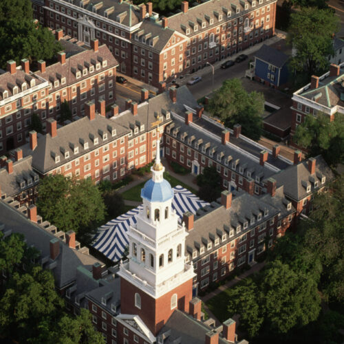Administrația Trump reduce toate finanțările federale viitoare la Harvard