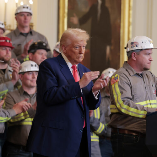 În primele sale 100 de zile, Trump a lansat un „atac complet” asupra mediului