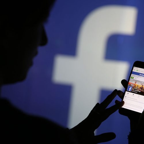 Credință în știri false legate de utilizarea problematică a rețelelor de socializare
