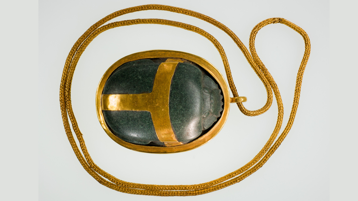 hatnefer's-heart-scarab:-un-colier-de-aur-egiptean-antic-rafinat-inscris-cu-cartea-mortilor