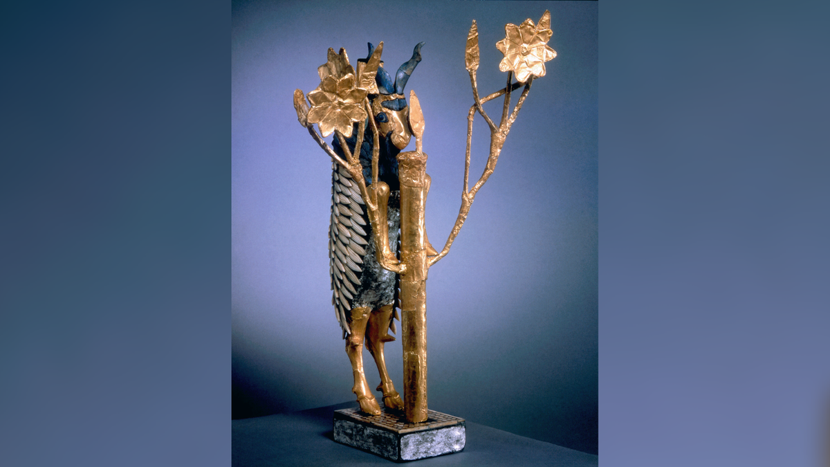 ram-in-padure:-o-statuie-de-aur-in-varsta-de-4.500-de-ani-de-la-cimitirul-regal-la-ur
