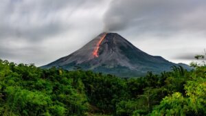 cu-cat-un-vulcan-mai-aproape-este-sa-erupt,-cu-atat-copacii-din-jurul-sau-arata-din-spatiu