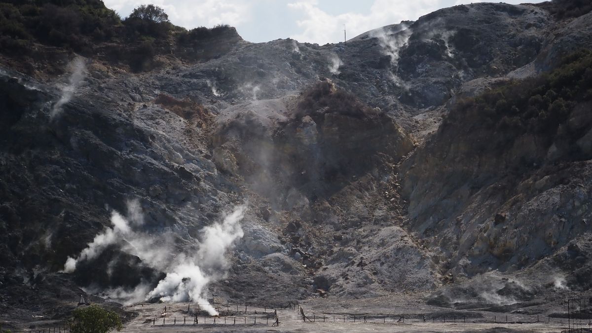 strat-ascuns-sub-caldera-campi-flegrei-din-italia-poate-explica-de-ce-este-atat-de-nelinistit