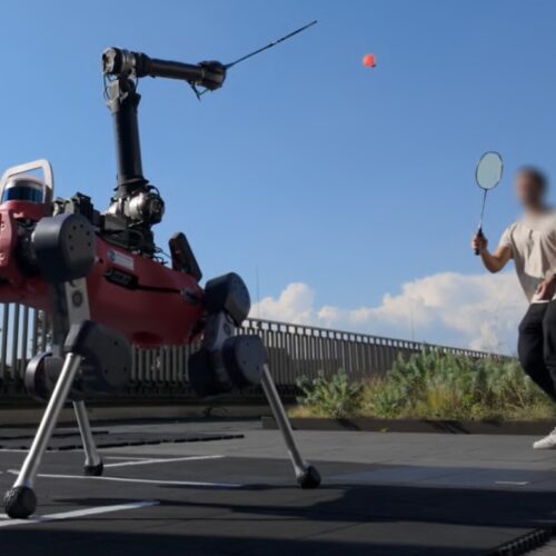 Oamenii de știință au construit un robot care joacă badminton cu abilități alimentate