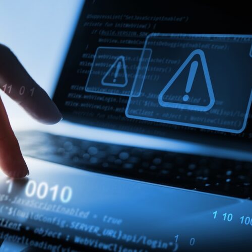 Bara de adrese arată HP.com. Browserul afișează oricum textul rău intenționat al escrocii.