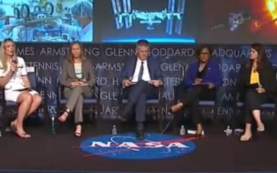 În timpul unui primărie, miercuri, oficialii NASA pe scenă arătau ca ostaticii