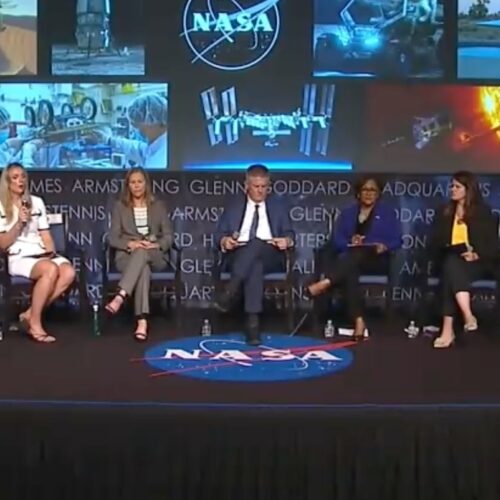 În timpul unui primărie, miercuri, oficialii NASA pe scenă arătau ca ostaticii