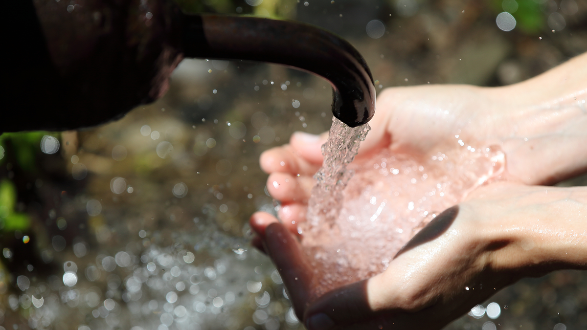 mit-de-inalta-tehnologie-„bubble-wrap”-transforma-aerul-in-apa-potabila-sigura-chiar-si-in-death-valley