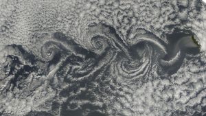 vortele-de-cloud-uimitoare-se-invart-pe-6-insule-atlantice-diferite-–-pamantul-din-spatiu
