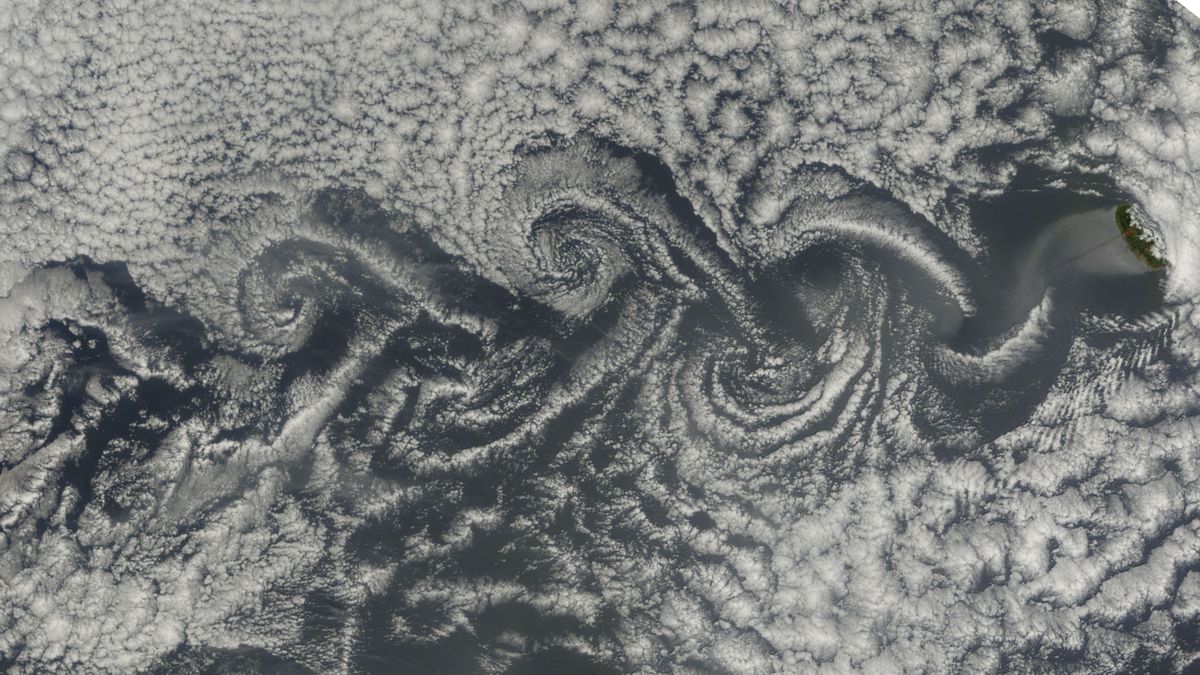 vortele-de-cloud-uimitoare-se-invart-pe-6-insule-atlantice-diferite-–-pamantul-din-spatiu