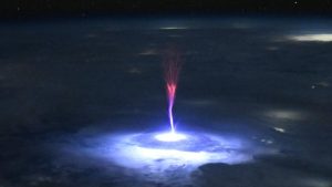 astronautul-prinde-sprite-gigant-rosu-„jelufis”-peste-america-de-nord-in-timpul-evenimentului-de-fulgere-in-sus