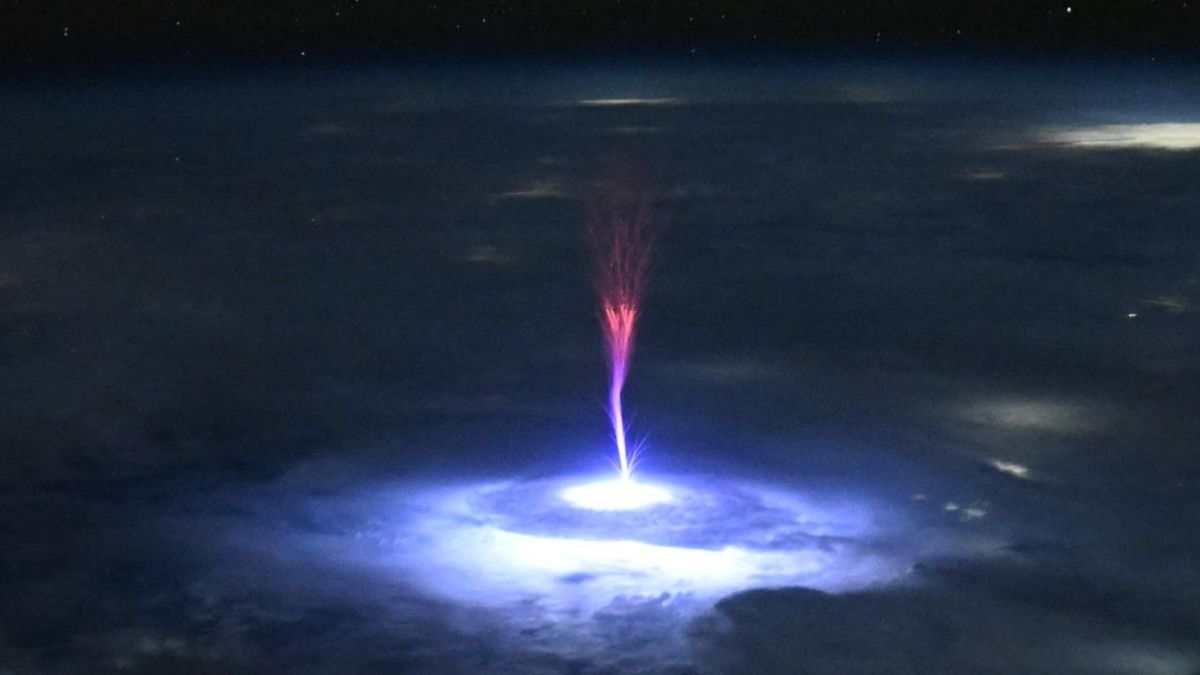 astronautul-prinde-sprite-gigant-rosu-„jelufis”-peste-america-de-nord-in-timpul-evenimentului-de-fulgere-in-sus