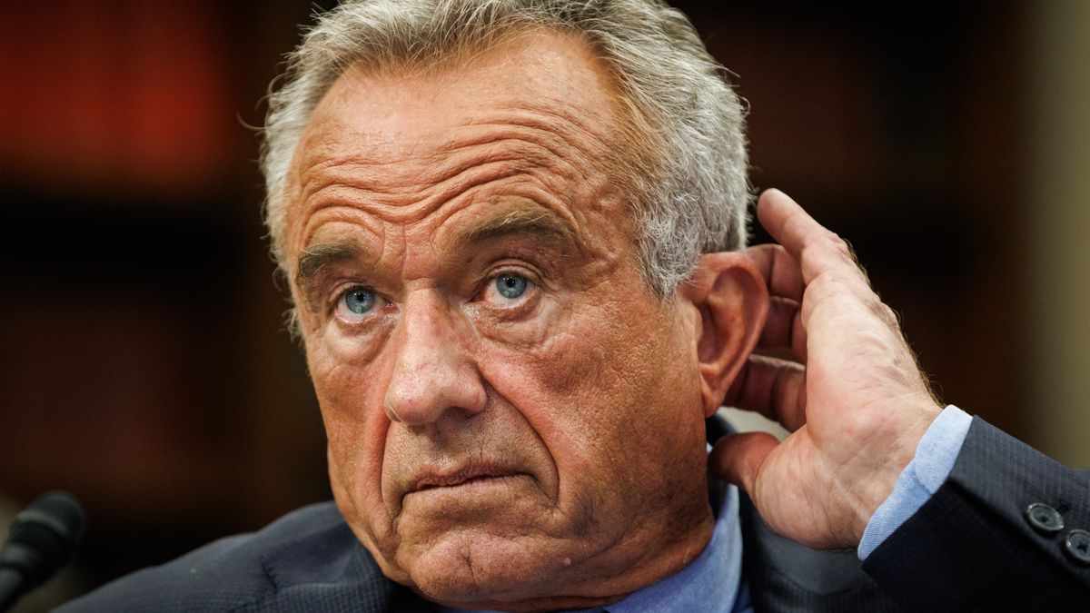 propunerea-rfk-de-a-lasa-gripa-pasarilor-sa-se-raspandeasca-prin-pasari-de-curte-ne-ar-putea-stabili-pentru-o-pandemie,-avertizeaza-expertii