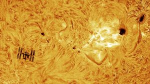 astrofotograful-smulge-„o-data-in-viata”,-fotografia-de-flacari-solare-care-fotobombing-iss