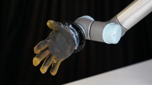 oamenii-de-stiinta-au-ars,-s-au-aruncat-si-si-au-taiat-drumul-prin-pielea-robotica-noua,-care-poate-„simti-totul”
