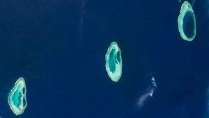 trio-perfect-de-atoli-preistorici-stralucesc-ca-niste-nestemate-tropicale-in-largul-coastei-australiene-–-pamantul-din-spatiu