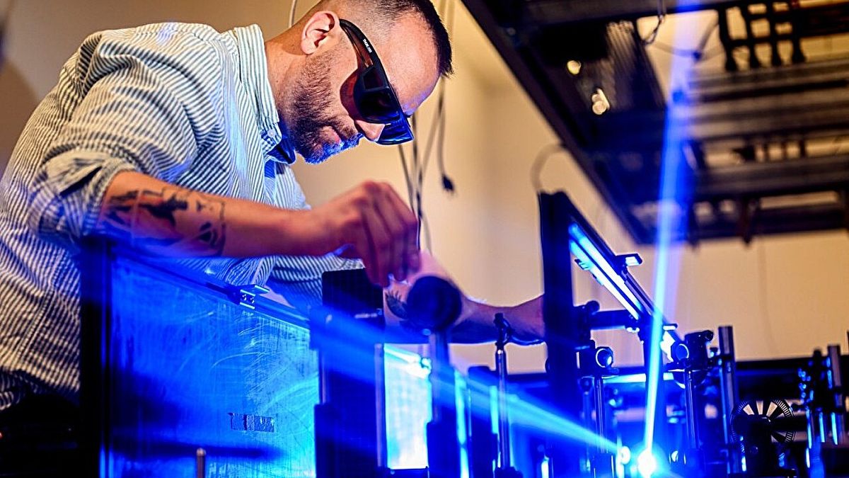materialele-cuantice-cu-o-„stare-metalica-ascunsa”-ar-putea-face-electronica-de-1.000-de-ori-mai-rapida