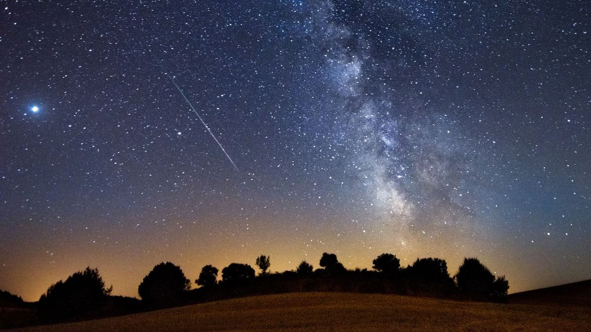 perseidele-vin-–-iata-cum-sa-urmaresti-gloriosul-dus-de-meteoriti-inainte-ca-luna-sa-strice-spectacolul