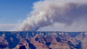 grand-canyon-dragon-wildfire-arde-loja-istorica-si-declanseaza-scurgeri-de-gaz-toxic