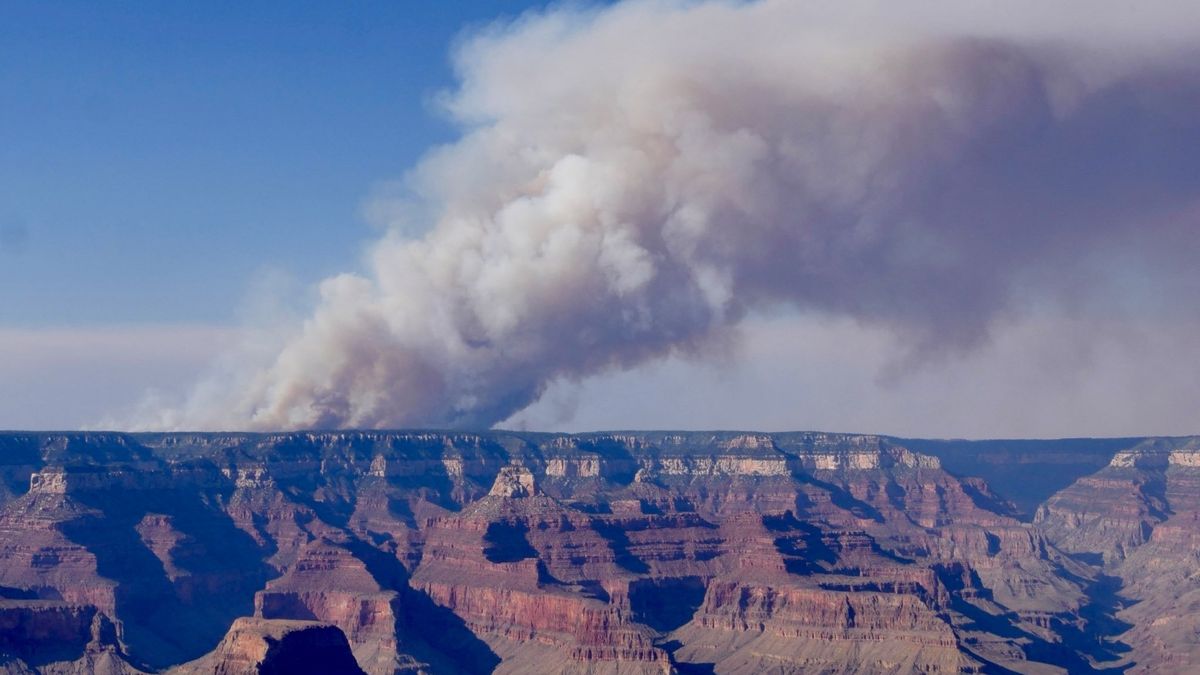 grand-canyon-dragon-wildfire-arde-loja-istorica-si-declanseaza-scurgeri-de-gaz-toxic