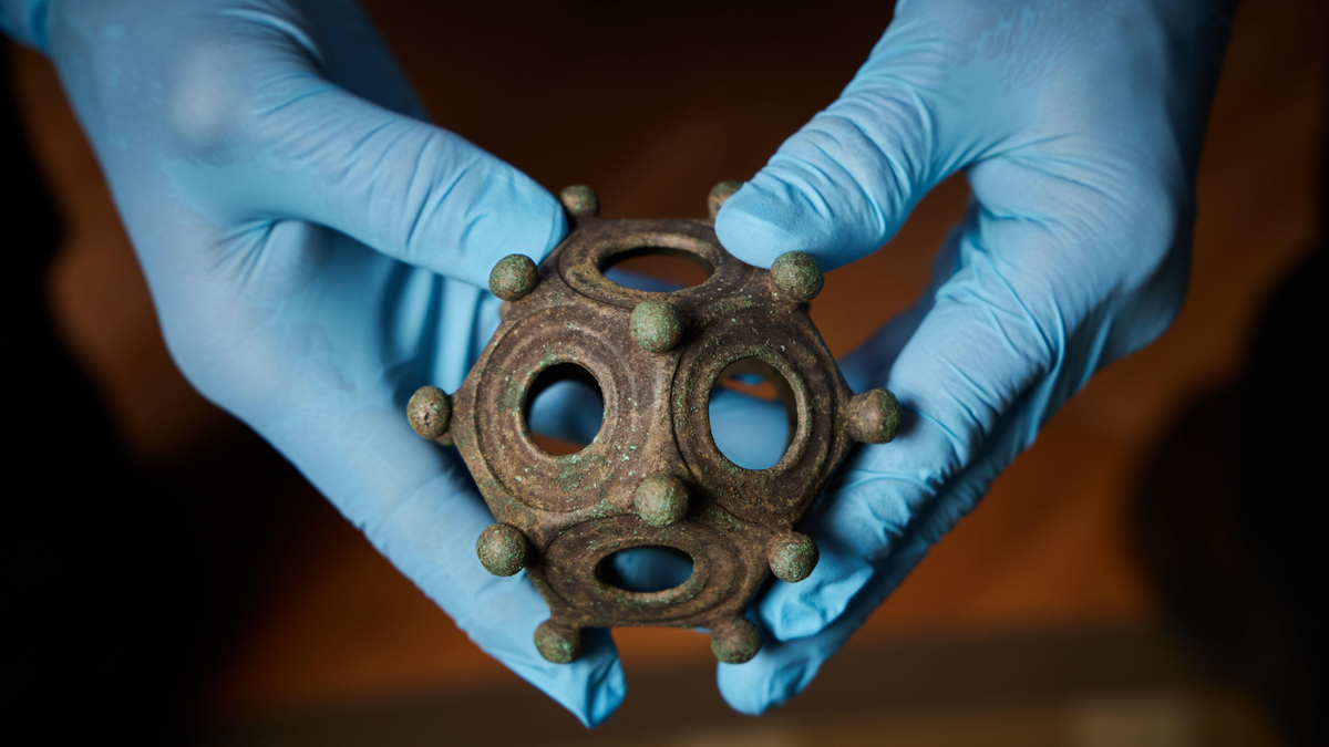 dodecaedru-roman:-un-obiect-misterios-cu-12-fete,-care-i-a-dezamagit-pe-arheologi-de-secole-de-secole