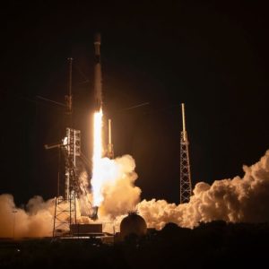 amazon’s-ride-on-the-rocket-merry-go-round-continua-cu-spacex-lansare