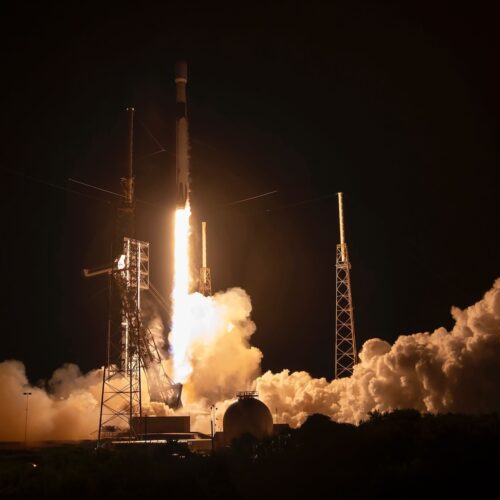 amazon’s-ride-on-the-rocket-merry-go-round-continua-cu-spacex-lansare