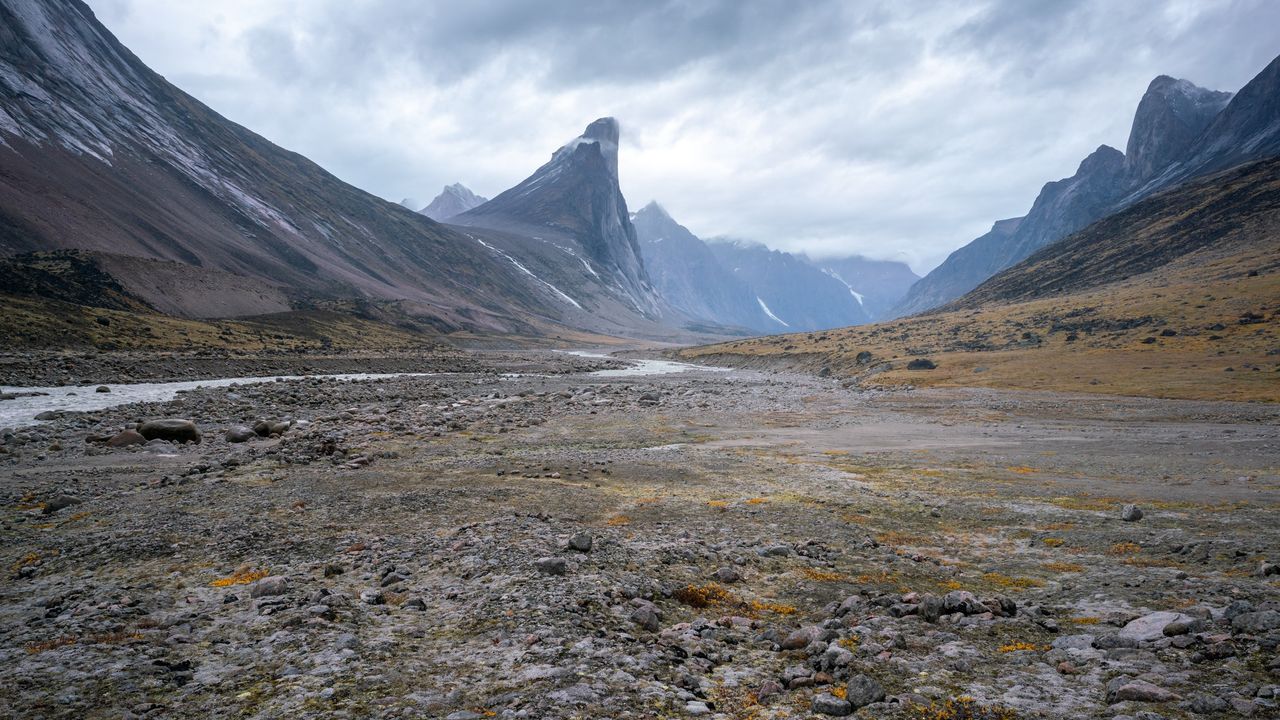 muntele-thor:-muntele-cu-cea-mai-lunga-picatura-verticala-a-pamantului
