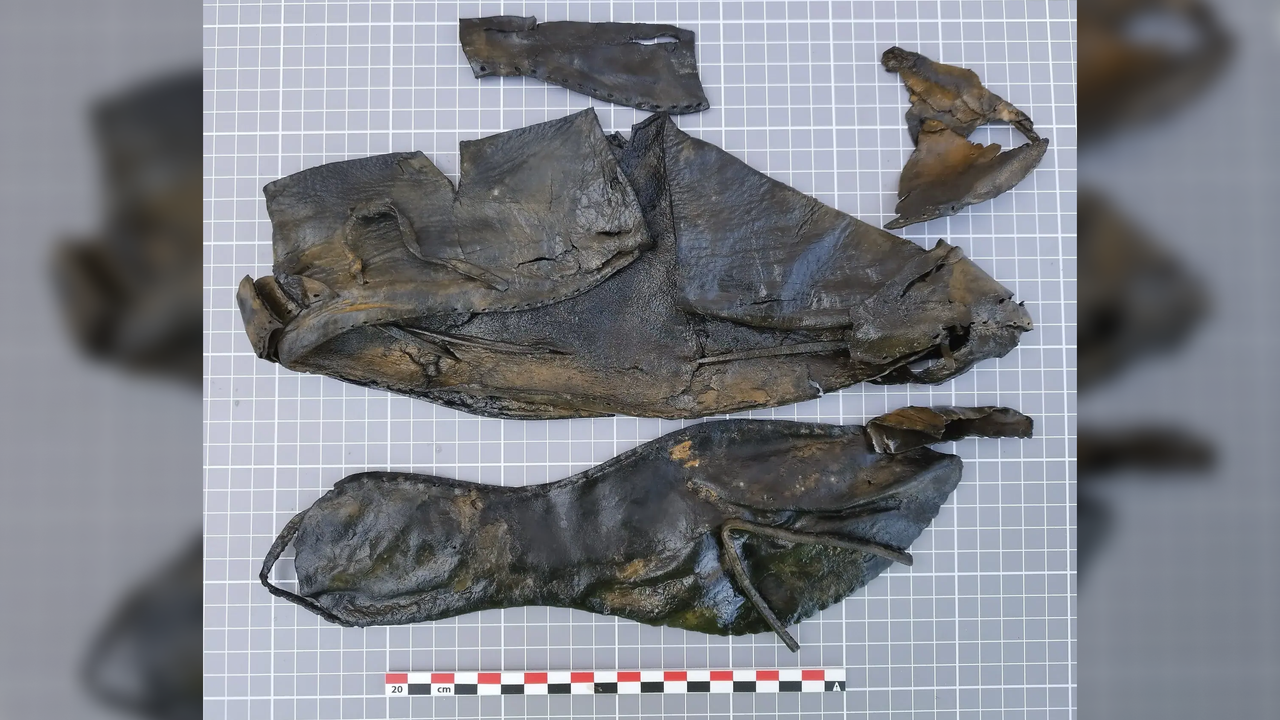 mii-de-incaltaminte-din-piele,-genti-si-soimi-de-sabie-descoperite-in-timpul-dip-in-portul-medieval-din-norvegia