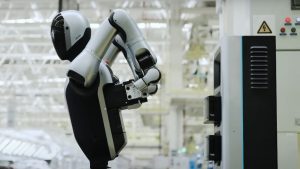 china-lanseaza-primul-robot-mondial-care-poate-rula-de-la-sine-24/7-–-urmareste-l-sa-si-schimbe-propriile-baterii-in-imagini-noi-nelinistitoare