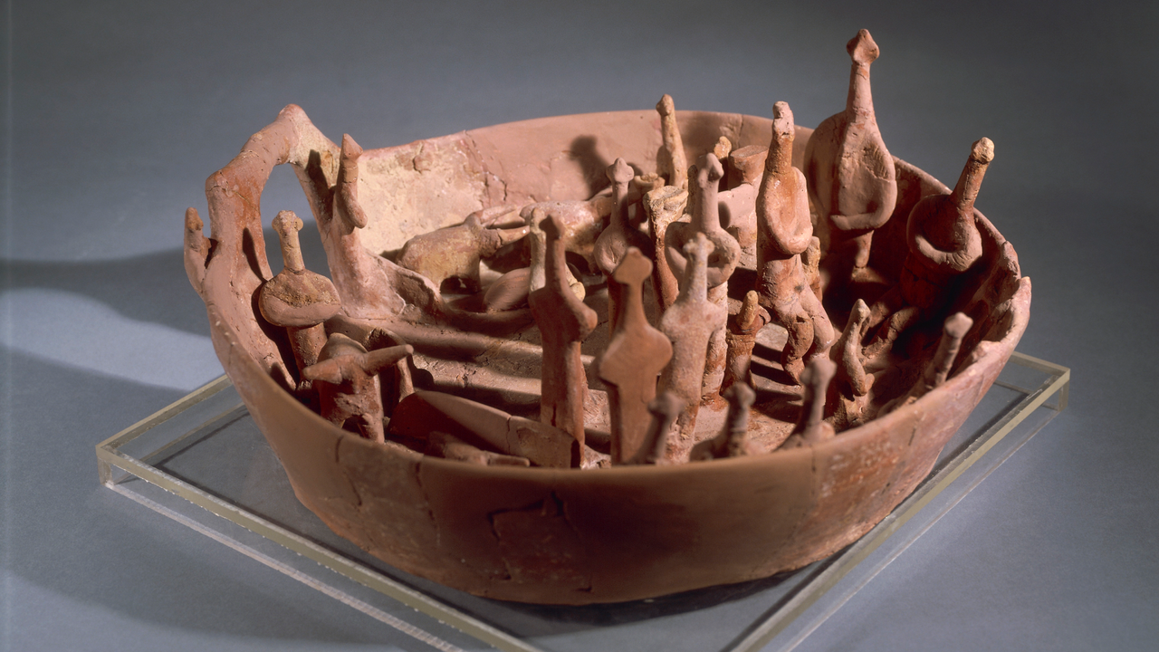 vounous-bowl:-un-bazin-in-varsta-de-4.000-de-ani-care-detine-4-vaci-in-miniatura-si-18-persoane-care-a-fost-ingropat-din-motive-misterioase-intr-un-mormant-din-epoca-bronzului-in-cipru