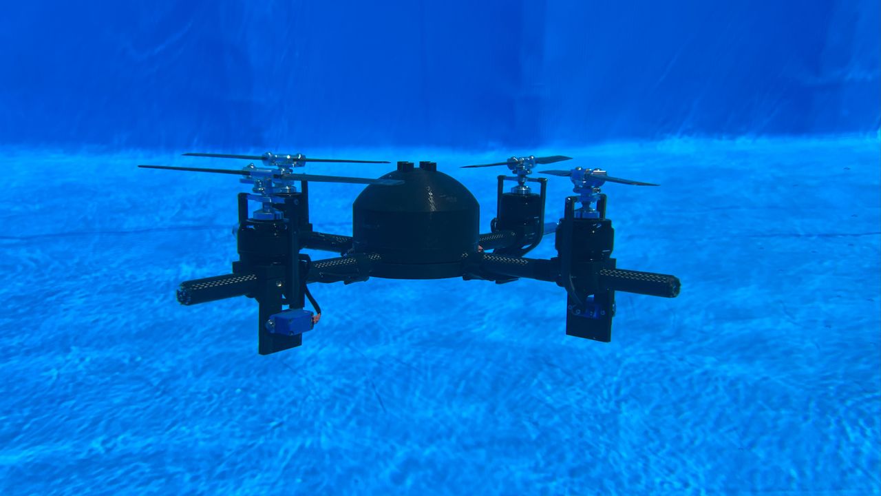 studentii-construiesc-un-nou-„drone-hibrid”-–-urmareste-l-sa-zboare-in-aer-si-apoi-sa-se-scufunde-perfect-sub-apa